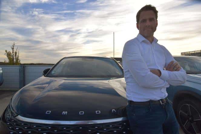 Jochen Tüting, directeur général de Chery Europe, pose à côté de l’Omoda 5, la première voiture du constructeur chinois destinée au marché européen, à Raunheim (Basse-Saxe), le 22 octobre 2024.