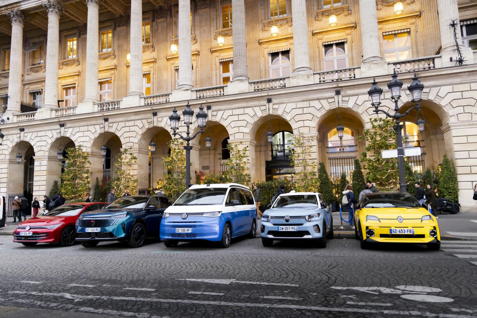 les voitures candidates devant l'Automobile Club de France